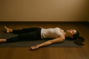 屍のポーズをする女性